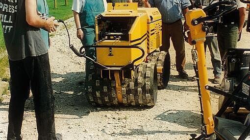 第一台铰接式万能压路机 RT820 正在施工。