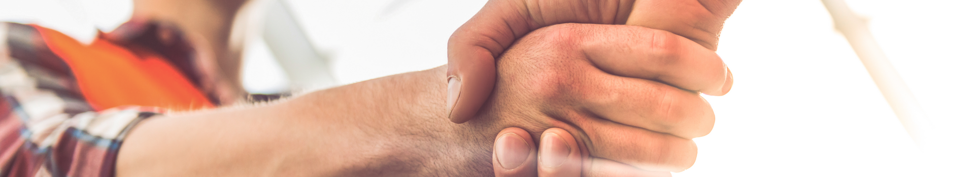 在建筑工地上握手。