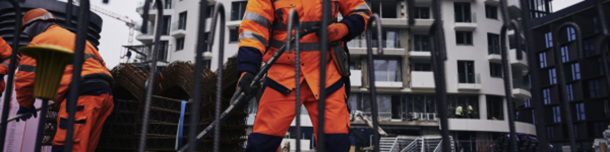 建筑工人在工地上使用威克诺森插入式振动器振实混凝土。