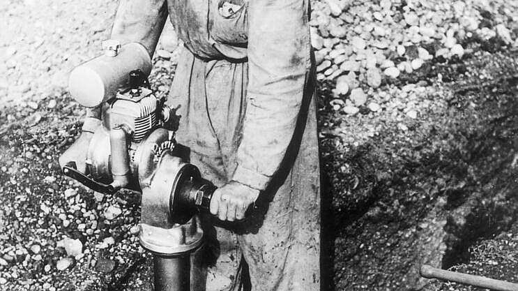 采用内燃机的历史首台振动冲击夯正在施工。