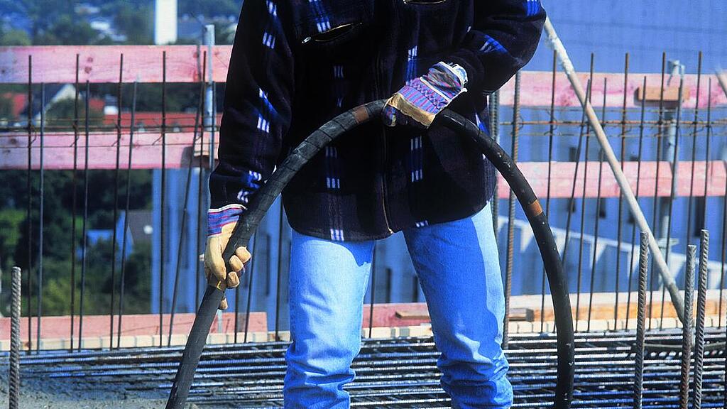 内置变频器的插入式振动器正在建筑工地上施工。