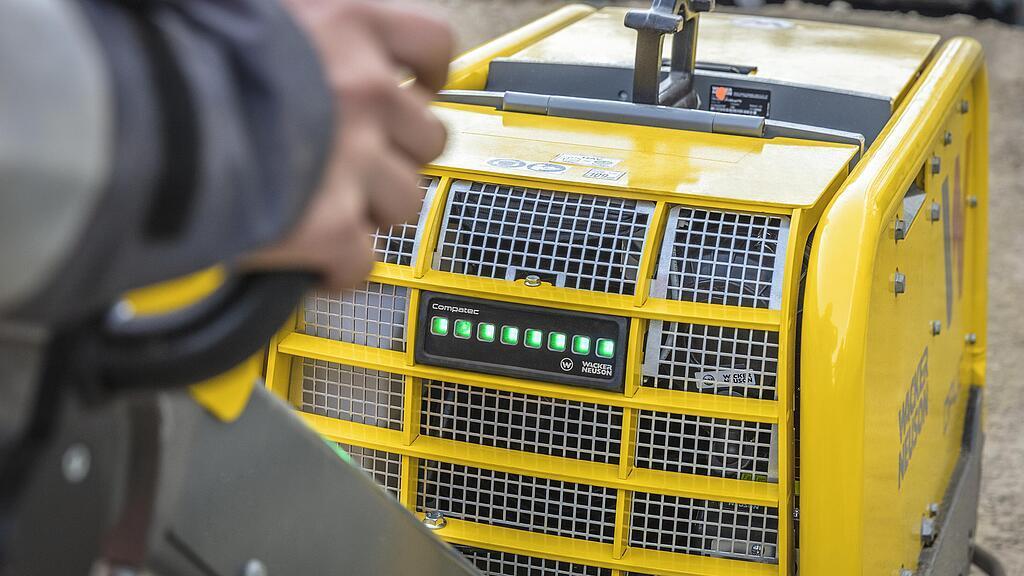 正在建筑工地上使用的 Compatec 压实控制器。