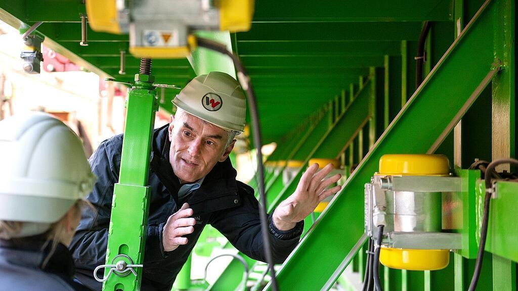 威克诺森员工站在外置式振动器前讲解。