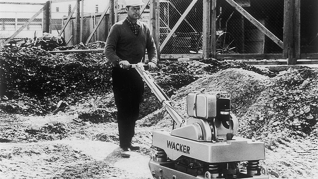 首台双向振动平板夯 DVU 正在施工。